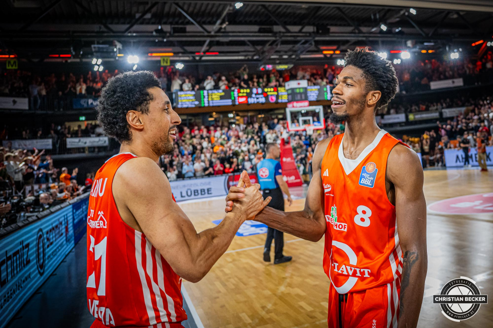 1. Basketball Bundesliga, easyCredit BBL, Saison 2024/2025, Herren, Hauptrunde, 8. Spieltag, 08.11.2024, RASTA Vechta -  Bamberg Baskets
Joel Aminu (#21 - RASTA Vechta) und Brandon Randolph (#8 - RASTA Vechta) nach der Partie
Schlüsselwörter: 08.11.2024;1. Bundesliga;8. Spieltag;BBL;Bamberg;Basketball;Baskets;Hauptrunde;Liga;RASTA;RASTA Dome;Saison 2024/2025;Vechta;easycredit