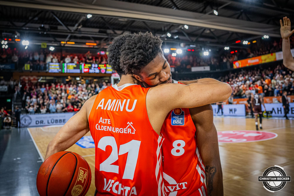1. Basketball Bundesliga, easyCredit BBL, Saison 2024/2025, Herren, Hauptrunde, 8. Spieltag, 08.11.2024, RASTA Vechta -  Bamberg Baskets
Joel Aminu (#21 - RASTA Vechta) und Brandon Randolph (#8 - RASTA Vechta) nach der Partie
Schlüsselwörter: 08.11.2024;1. Bundesliga;8. Spieltag;BBL;Bamberg;Basketball;Baskets;Hauptrunde;Liga;RASTA;RASTA Dome;Saison 2024/2025;Vechta;easycredit