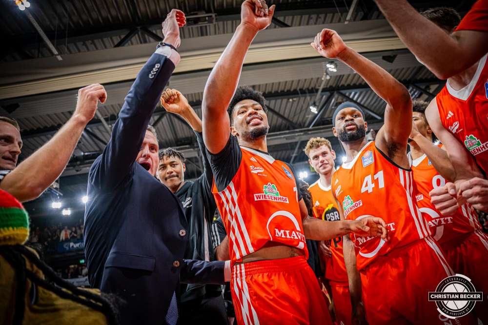 1. Basketball Bundesliga, easyCredit BBL, Saison 2024/2025, Herren, Hauptrunde, 8. Spieltag, 08.11.2024, RASTA Vechta -  Bamberg Baskets
Das Team von RASTA Vechta nach der Partie
Schlüsselwörter: 08.11.2024;1. Bundesliga;8. Spieltag;BBL;Bamberg;Basketball;Baskets;Hauptrunde;Liga;RASTA;RASTA Dome;Saison 2024/2025;Vechta;easycredit