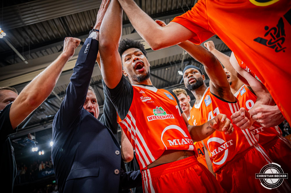 1. Basketball Bundesliga, easyCredit BBL, Saison 2024/2025, Herren, Hauptrunde, 8. Spieltag, 08.11.2024, RASTA Vechta -  Bamberg Baskets
Das Team von RASTA Vechta nach der Partie
Schlüsselwörter: 08.11.2024;1. Bundesliga;8. Spieltag;BBL;Bamberg;Basketball;Baskets;Hauptrunde;Liga;RASTA;RASTA Dome;Saison 2024/2025;Vechta;easycredit