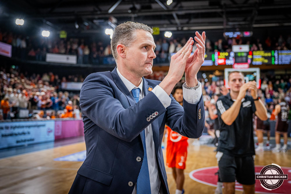 1. Basketball Bundesliga, easyCredit BBL, Saison 2024/2025, Herren, Hauptrunde, 8. Spieltag, 08.11.2024, RASTA Vechta -  Bamberg Baskets
Martin Schiller (Headcoach - RASTA Vechta) nach der Partie
Schlüsselwörter: 08.11.2024;1. Bundesliga;8. Spieltag;BBL;Bamberg;Basketball;Baskets;Hauptrunde;Liga;RASTA;RASTA Dome;Saison 2024/2025;Vechta;easycredit