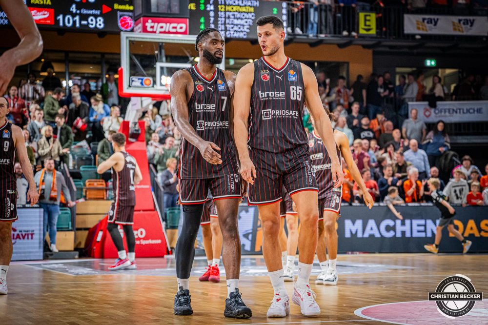 1. Basketball Bundesliga, easyCredit BBL, Saison 2024/2025, Herren, Hauptrunde, 8. Spieltag, 08.11.2024, RASTA Vechta -  Bamberg Baskets
KeyShawn Feazell (#7 - Bamberg Baskets) und Filip Stanic (#65 - Bamberg Baskets) nach der Partie
Schlüsselwörter: 08.11.2024;1. Bundesliga;8. Spieltag;BBL;Bamberg;Basketball;Baskets;Hauptrunde;Liga;RASTA;RASTA Dome;Saison 2024/2025;Vechta;easycredit
