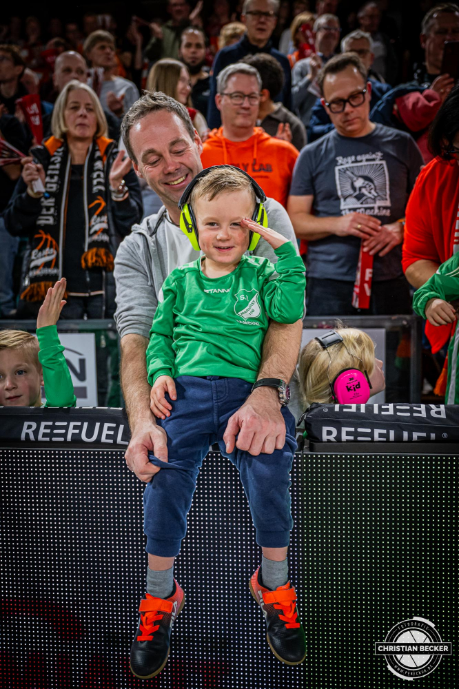 1. Basketball Bundesliga, easyCredit BBL, Saison 2024/2025, Herren, Hauptrunde, 8. Spieltag, 08.11.2024, RASTA Vechta -  Bamberg Baskets
Die Fans von RASTA Vechta nach der Partie
Schlüsselwörter: 08.11.2024;1. Bundesliga;8. Spieltag;BBL;Bamberg;Basketball;Baskets;Hauptrunde;Liga;RASTA;RASTA Dome;Saison 2024/2025;Vechta;easycredit