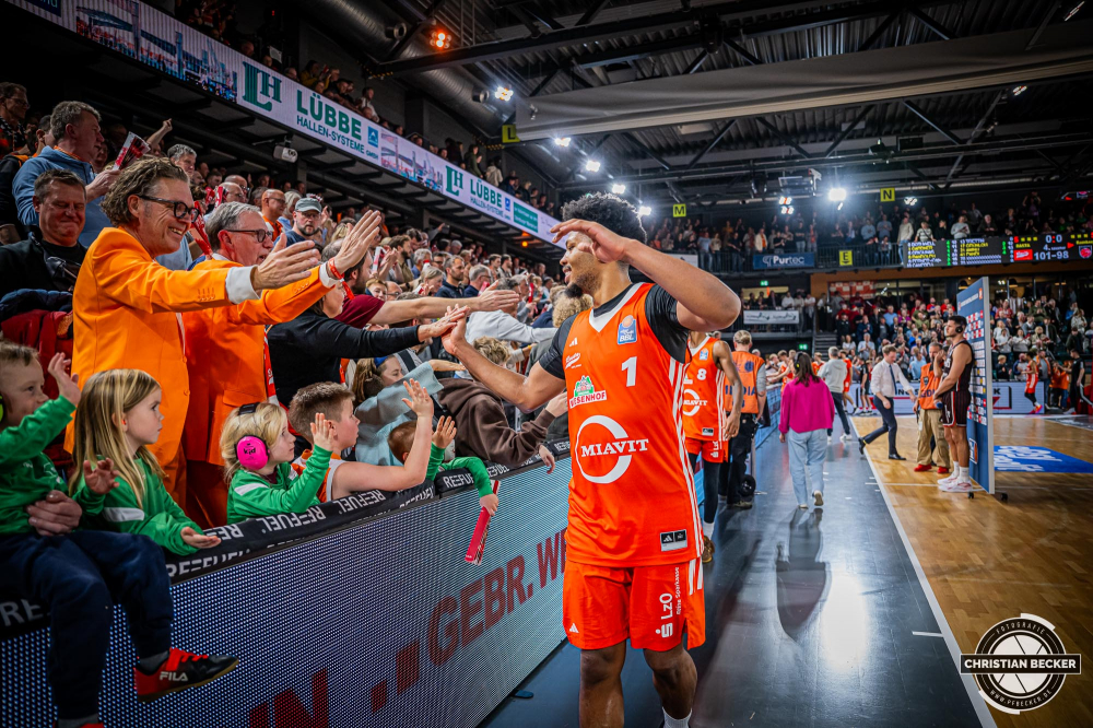 1. Basketball Bundesliga, easyCredit BBL, Saison 2024/2025, Herren, Hauptrunde, 8. Spieltag, 08.11.2024, RASTA Vechta -  Bamberg Baskets
Jayden Gardner (#1 - RASTA Vechta) und die Fans von RASTA Vechta nach der Partie
Schlüsselwörter: 08.11.2024;1. Bundesliga;8. Spieltag;BBL;Bamberg;Basketball;Baskets;Hauptrunde;Liga;RASTA;RASTA Dome;Saison 2024/2025;Vechta;easycredit