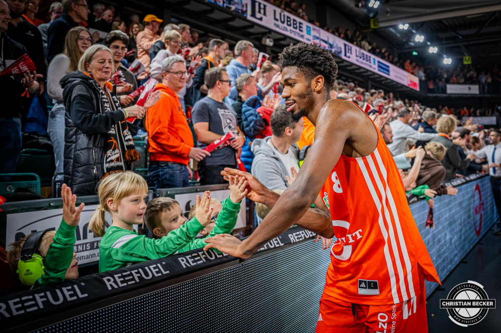 1. Basketball Bundesliga, easyCredit BBL, Saison 2024/2025, Herren, Hauptrunde, 8. Spieltag, 08.11.2024, RASTA Vechta -  Bamberg Baskets
Brandon Randolph (#8 - RASTA Vechta) und die Fans von RASTA Vechta nach der Partie
Schlüsselwörter: 08.11.2024;1. Bundesliga;8. Spieltag;BBL;Bamberg;Basketball;Baskets;Hauptrunde;Liga;RASTA;RASTA Dome;Saison 2024/2025;Vechta;easycredit