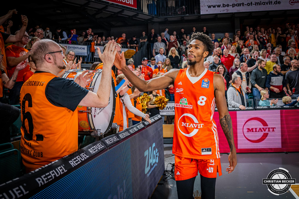 1. Basketball Bundesliga, easyCredit BBL, Saison 2024/2025, Herren, Hauptrunde, 8. Spieltag, 08.11.2024, RASTA Vechta -  Bamberg Baskets
Brandon Randolph (#8 - RASTA Vechta) und die Fans von RASTA Vechta nach der Partie
Schlüsselwörter: 08.11.2024;1. Bundesliga;8. Spieltag;BBL;Bamberg;Basketball;Baskets;Hauptrunde;Liga;RASTA;RASTA Dome;Saison 2024/2025;Vechta;easycredit