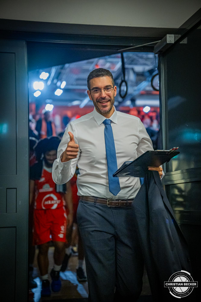 1. Basketball Bundesliga, easyCredit BBL, Saison 2024/2025, Herren, Hauptrunde, 8. Spieltag, 08.11.2024, RASTA Vechta -  Bamberg Baskets
Miguel Zapata (Assistent Coach - RASTA Vechta) nach der Partie
Schlüsselwörter: 08.11.2024;1. Bundesliga;8. Spieltag;BBL;Bamberg;Basketball;Baskets;Hauptrunde;Liga;RASTA;RASTA Dome;Saison 2024/2025;Vechta;easycredit