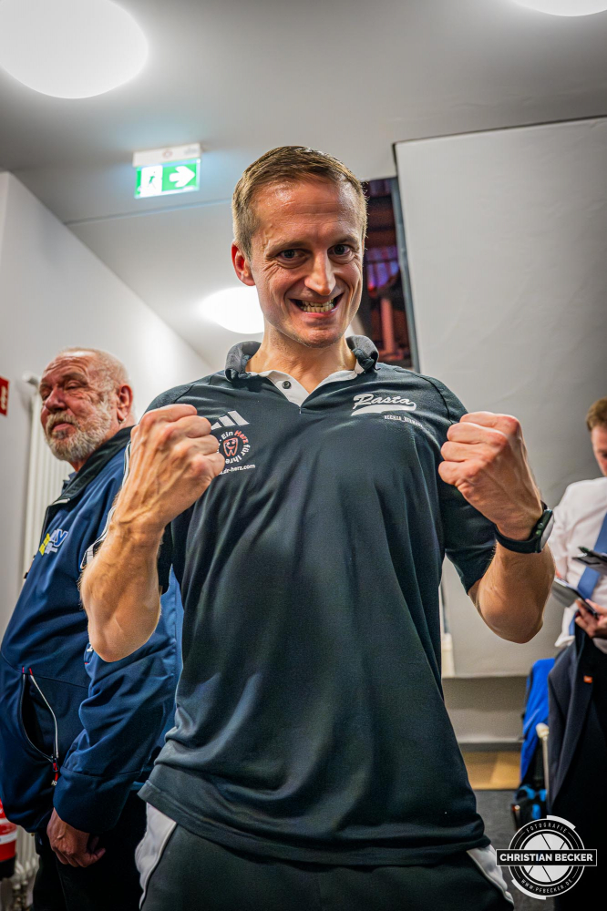 1. Basketball Bundesliga, easyCredit BBL, Saison 2024/2025, Herren, Hauptrunde, 8. Spieltag, 08.11.2024, RASTA Vechta -  Bamberg Baskets
Domenik Theodorou (Athletic Coach - RASTA Vechta) nach der Partie
Schlüsselwörter: 08.11.2024;1. Bundesliga;8. Spieltag;BBL;Bamberg;Basketball;Baskets;Hauptrunde;Liga;RASTA;RASTA Dome;Saison 2024/2025;Vechta;easycredit