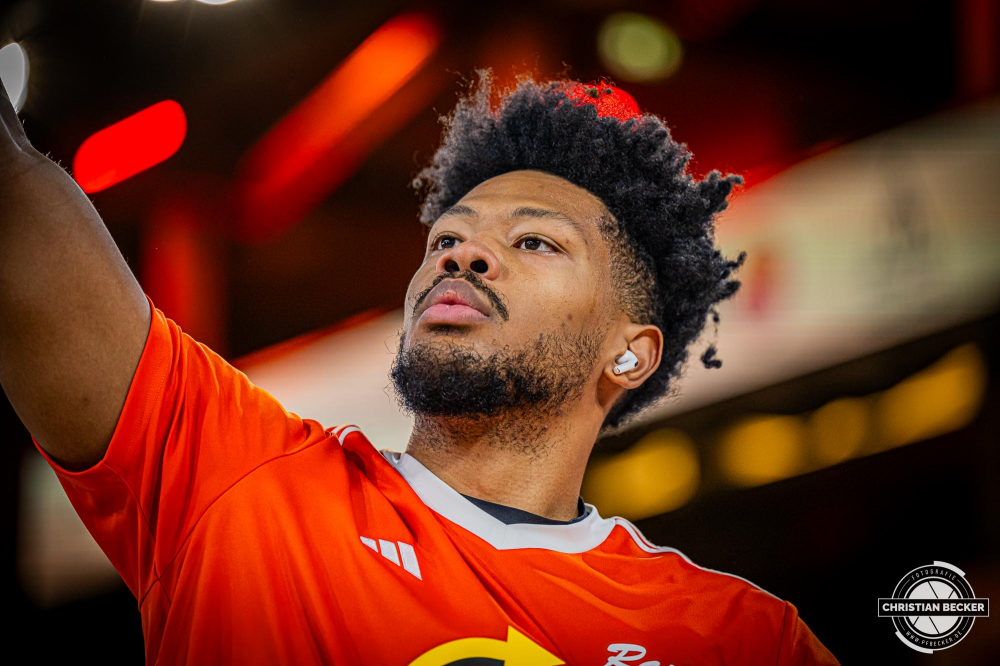 1. Basketball Bundesliga, easyCredit BBL, Saison 2024/2025, Herren, Hauptrunde, 11. Spieltag, 14.12.2024, RASTA Vechta -  Hamburg Towers
Jayden Gardner (#1 - RASTA Vechta) vor der Partie
Schlüsselwörter: 1. Bundesliga;11. Spieltag;14.12.2024;BBL;Basketball;Hamburg;Hauptrunde;Liga;RASTA;RASTA Dome;Saison 2024/2025;Towers;Vechta;easycredit