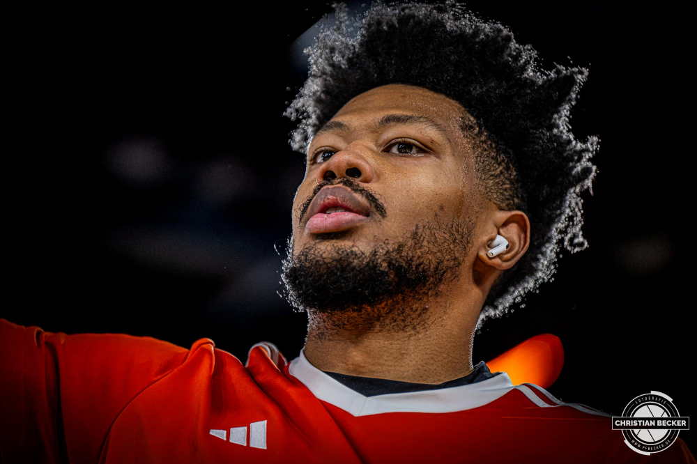 1. Basketball Bundesliga, easyCredit BBL, Saison 2024/2025, Herren, Hauptrunde, 11. Spieltag, 14.12.2024, RASTA Vechta -  Hamburg Towers
Jayden Gardner (#1 - RASTA Vechta) vor der Partie
Schlüsselwörter: 1. Bundesliga;11. Spieltag;14.12.2024;BBL;Basketball;Hamburg;Hauptrunde;Liga;RASTA;RASTA Dome;Saison 2024/2025;Towers;Vechta;easycredit