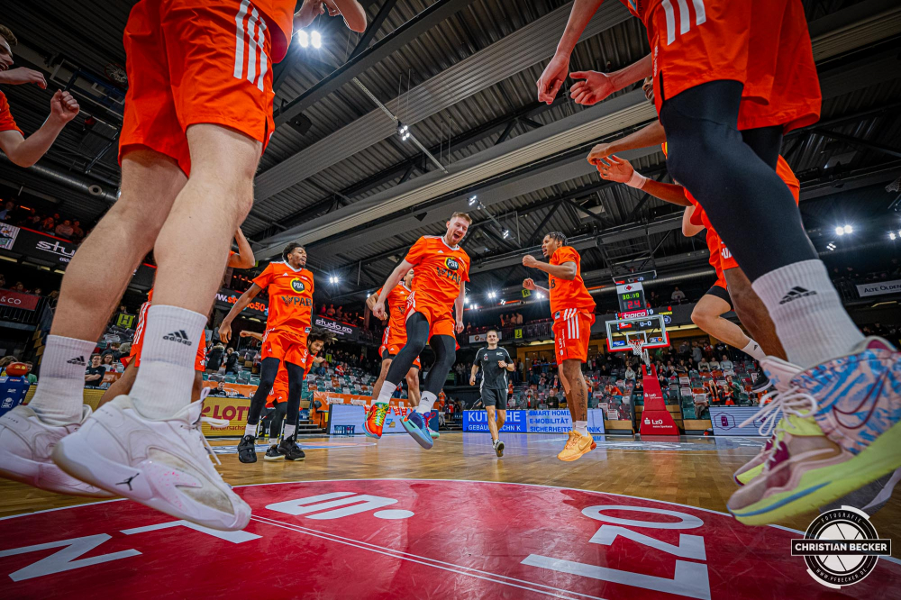 1. Basketball Bundesliga, easyCredit BBL, Saison 2024/2025, Herren, Hauptrunde, 11. Spieltag, 14.12.2024, RASTA Vechta -  Hamburg Towers
Das Team von RASTA Vechta stimmt sich auf das Spiel ein
Schlüsselwörter: 1. Bundesliga;11. Spieltag;14.12.2024;BBL;Basketball;Hamburg;Hauptrunde;Liga;RASTA;RASTA Dome;Saison 2024/2025;Towers;Vechta;easycredit