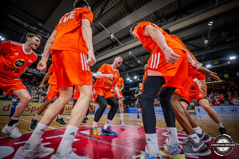 1. Basketball Bundesliga, easyCredit BBL, Saison 2024/2025, Herren, Hauptrunde, 11. Spieltag, 14.12.2024, RASTA Vechta -  Hamburg Towers
Das Team von RASTA Vechta stimmt sich auf das Spiel ein
Schlüsselwörter: 1. Bundesliga;11. Spieltag;14.12.2024;BBL;Basketball;Hamburg;Hauptrunde;Liga;RASTA;RASTA Dome;Saison 2024/2025;Towers;Vechta;easycredit