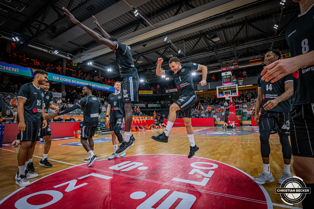 1. Basketball Bundesliga, easyCredit BBL, Saison 2024/2025, Herren, Hauptrunde, 11. Spieltag, 14.12.2024, RASTA Vechta -  Hamburg Towers
Das Team der Hamburg Towers stimmt sich auf das Spiel ein
Schlüsselwörter: 1. Bundesliga;11. Spieltag;14.12.2024;BBL;Basketball;Hamburg;Hauptrunde;Liga;RASTA;RASTA Dome;Saison 2024/2025;Towers;Vechta;easycredit