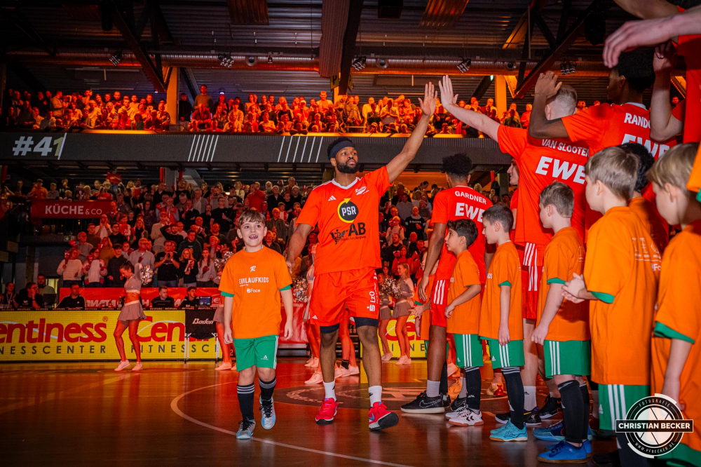 1. Basketball Bundesliga, easyCredit BBL, Saison 2024/2025, Herren, Hauptrunde, 11. Spieltag, 14.12.2024, RASTA Vechta -  Hamburg Towers
Lloyd Pandi (#41 - RASTA Vechta) vor der Partie
Schlüsselwörter: 1. Bundesliga;11. Spieltag;14.12.2024;BBL;Basketball;Hamburg;Hauptrunde;Liga;RASTA;RASTA Dome;Saison 2024/2025;Towers;Vechta;easycredit