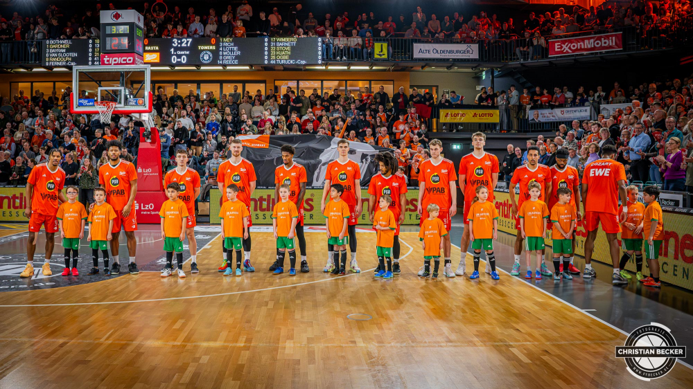 1. Basketball Bundesliga, easyCredit BBL, Saison 2024/2025, Herren, Hauptrunde, 11. Spieltag, 14.12.2024, RASTA Vechta -  Hamburg Towers
Das Team von RASTA Vechta und die Einlaufkinder vor der Partie
Schlüsselwörter: 1. Bundesliga;11. Spieltag;14.12.2024;BBL;Basketball;Hamburg;Hauptrunde;Liga;RASTA;RASTA Dome;Saison 2024/2025;Towers;Vechta;easycredit