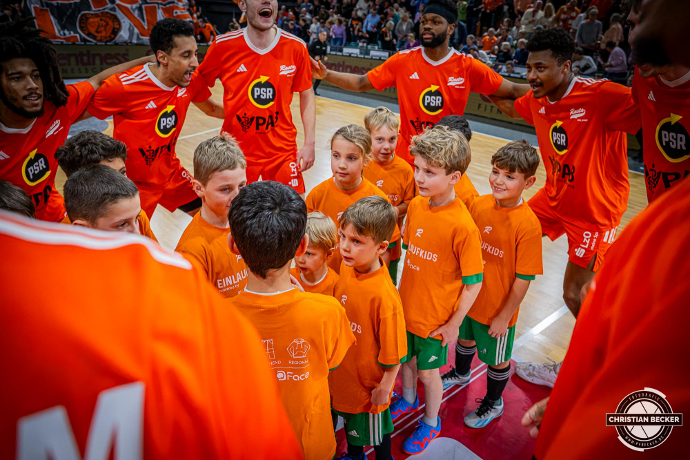 1. Basketball Bundesliga, easyCredit BBL, Saison 2024/2025, Herren, Hauptrunde, 11. Spieltag, 14.12.2024, RASTA Vechta -  Hamburg Towers
Das Team von RASTA Vechta und die Einlaufkinder vor der Partie
Schlüsselwörter: 1. Bundesliga;11. Spieltag;14.12.2024;BBL;Basketball;Hamburg;Hauptrunde;Liga;RASTA;RASTA Dome;Saison 2024/2025;Towers;Vechta;easycredit