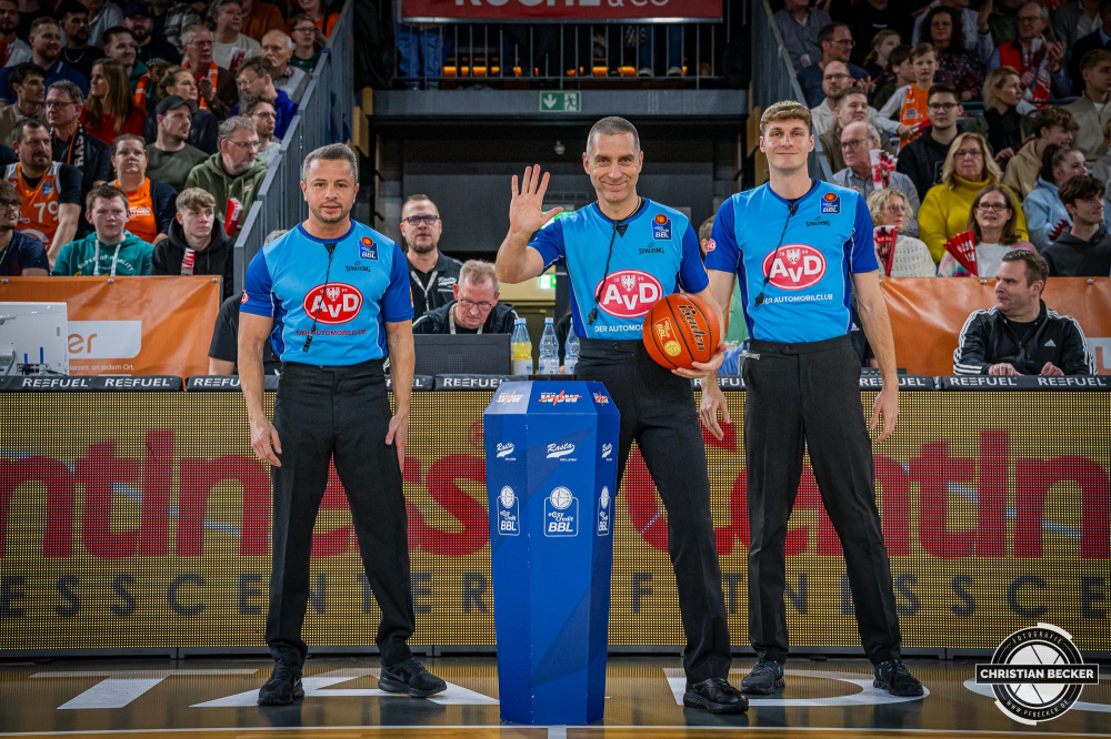 1. Basketball Bundesliga, easyCredit BBL, Saison 2024/2025, Herren, Hauptrunde, 11. Spieltag, 14.12.2024, RASTA Vechta -  Hamburg Towers
Die Schiedsrichter vor der Partie
Schlüsselwörter: 1. Bundesliga;11. Spieltag;14.12.2024;BBL;Basketball;Hamburg;Hauptrunde;Liga;RASTA;RASTA Dome;Saison 2024/2025;Towers;Vechta;easycredit