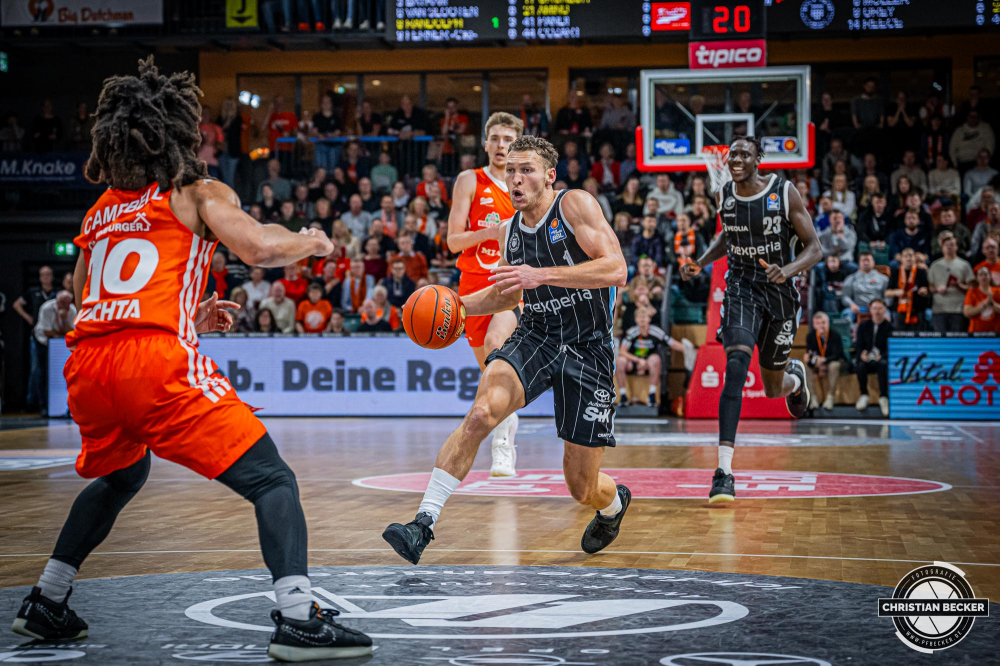 1. Basketball Bundesliga, easyCredit BBL, Saison 2024/2025, Herren, Hauptrunde, 11. Spieltag, 14.12.2024, RASTA Vechta -  Hamburg Towers
Brae Ivey (#1 - Hamburg Towers) in Aktion
Schlüsselwörter: 1. Bundesliga;11. Spieltag;14.12.2024;BBL;Basketball;Hamburg;Hauptrunde;Liga;RASTA;RASTA Dome;Saison 2024/2025;Towers;Vechta;easycredit