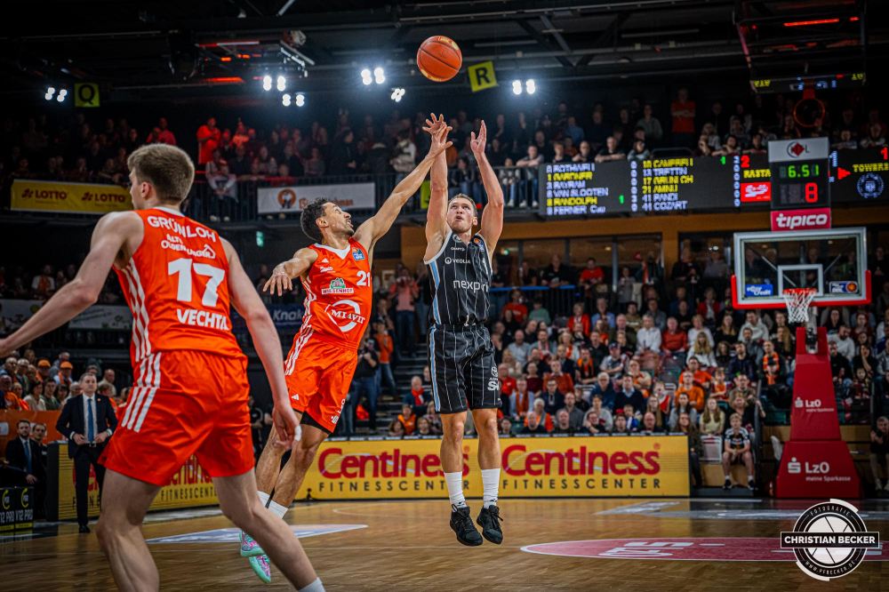 1. Basketball Bundesliga, easyCredit BBL, Saison 2024/2025, Herren, Hauptrunde, 11. Spieltag, 14.12.2024, RASTA Vechta -  Hamburg Towers
Brae Ivey (#1 - Hamburg Towers) beim Jumpshot gegen Joel Aminu (#21 - RASTA Vechta)
Schlüsselwörter: 1. Bundesliga;11. Spieltag;14.12.2024;BBL;Basketball;Hamburg;Hauptrunde;Liga;RASTA;RASTA Dome;Saison 2024/2025;Towers;Vechta;easycredit