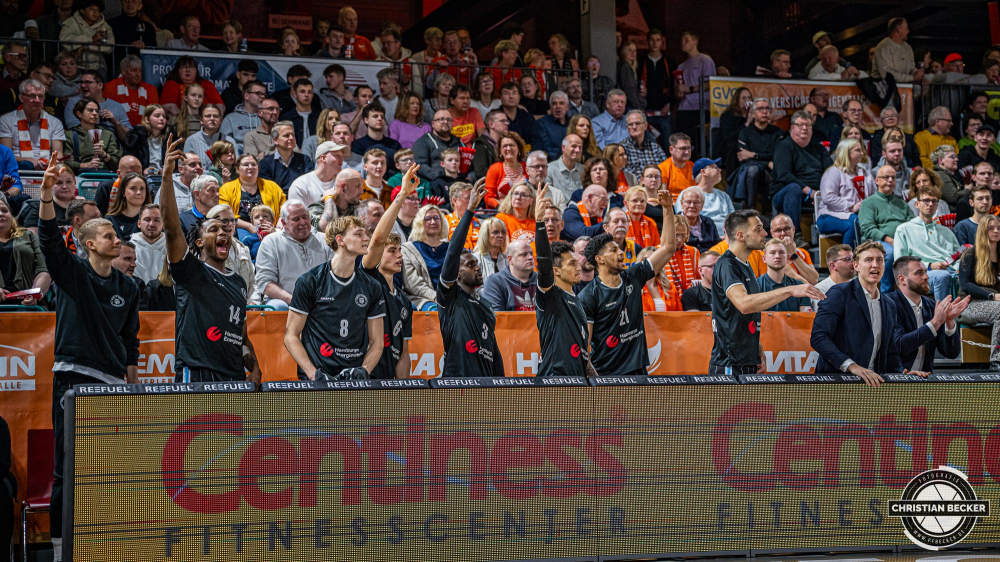 1. Basketball Bundesliga, easyCredit BBL, Saison 2024/2025, Herren, Hauptrunde, 11. Spieltag, 14.12.2024, RASTA Vechta -  Hamburg Towers
Das Team der Hamburg Towers zeigt Emotionen w&auml;hrend der Partie
Schlüsselwörter: 1. Bundesliga;11. Spieltag;14.12.2024;BBL;Basketball;Hamburg;Hauptrunde;Liga;RASTA;RASTA Dome;Saison 2024/2025;Towers;Vechta;easycredit