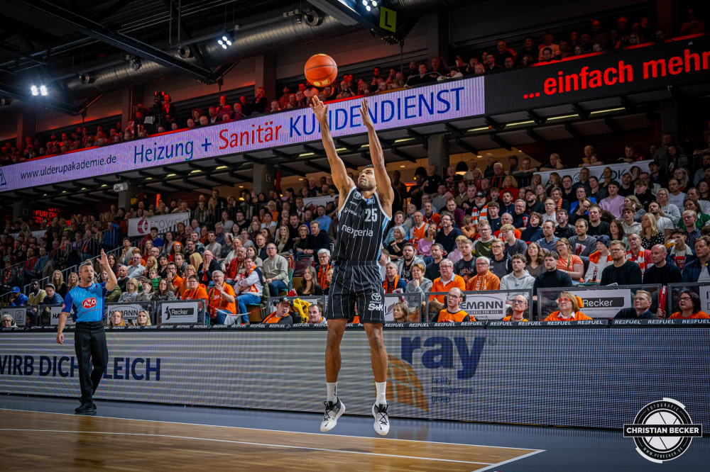 1. Basketball Bundesliga, easyCredit BBL, Saison 2024/2025, Herren, Hauptrunde, 11. Spieltag, 14.12.2024, RASTA Vechta -  Hamburg Towers
Kenneth Ogbe (#25 - Hamburg Towers) beim Jumpshot
Schlüsselwörter: 1. Bundesliga;11. Spieltag;14.12.2024;BBL;Basketball;Hamburg;Hauptrunde;Liga;RASTA;RASTA Dome;Saison 2024/2025;Towers;Vechta;easycredit