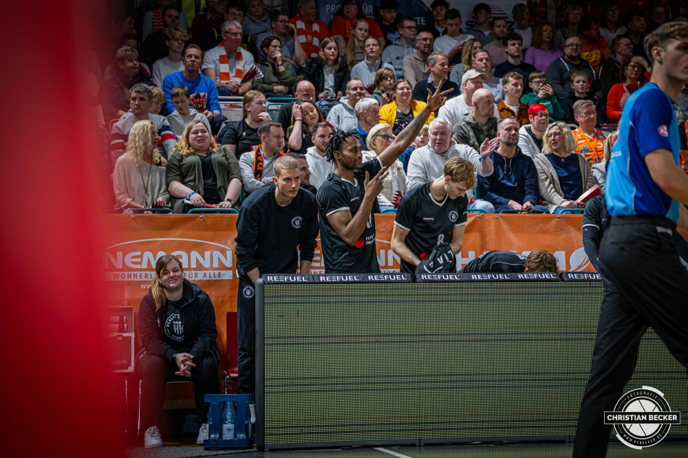 1. Basketball Bundesliga, easyCredit BBL, Saison 2024/2025, Herren, Hauptrunde, 11. Spieltag, 14.12.2024, RASTA Vechta -  Hamburg Towers
Das Team der Hamburg Towers w&auml;hrend der Partie
Schlüsselwörter: 1. Bundesliga;11. Spieltag;14.12.2024;BBL;Basketball;Hamburg;Hauptrunde;Liga;RASTA;RASTA Dome;Saison 2024/2025;Towers;Vechta;easycredit