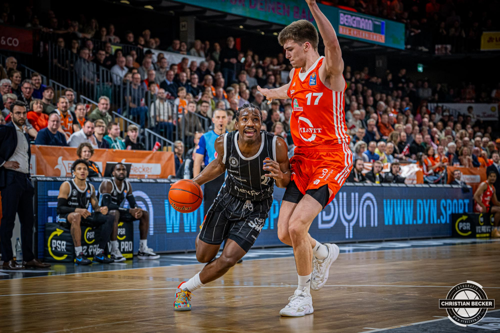 1. Basketball Bundesliga, easyCredit BBL, Saison 2024/2025, Herren, Hauptrunde, 11. Spieltag, 14.12.2024, RASTA Vechta -  Hamburg Towers
Johnathan Stove (#22 - Hamburg Towers) in Aktion
Schlüsselwörter: 1. Bundesliga;11. Spieltag;14.12.2024;BBL;Basketball;Hamburg;Hauptrunde;Liga;RASTA;RASTA Dome;Saison 2024/2025;Towers;Vechta;easycredit