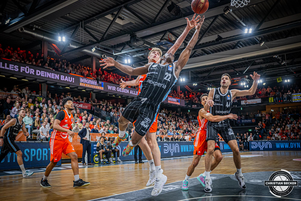 1. Basketball Bundesliga, easyCredit BBL, Saison 2024/2025, Herren, Hauptrunde, 11. Spieltag, 14.12.2024, RASTA Vechta -  Hamburg Towers
Johnathan Stove (#22 - Hamburg Towers) beim Korbleger
Schlüsselwörter: 1. Bundesliga;11. Spieltag;14.12.2024;BBL;Basketball;Hamburg;Hauptrunde;Liga;RASTA;RASTA Dome;Saison 2024/2025;Towers;Vechta;easycredit