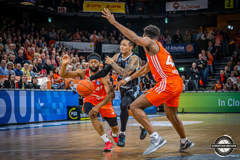 1. Basketball Bundesliga, easyCredit BBL, Saison 2024/2025, Herren, Hauptrunde, 11. Spieltag, 14.12.2024, RASTA Vechta -  Hamburg Towers
Jaizec Lottie (#4 - Hamburg Towers) in Aktion gegen Lloyd Pandi (#41 - RASTA Vechta) und Isaiah Cozart (#44 - RASTA Vechta)
Schlüsselwörter: 1. Bundesliga;11. Spieltag;14.12.2024;BBL;Basketball;Hamburg;Hauptrunde;Liga;RASTA;RASTA Dome;Saison 2024/2025;Towers;Vechta;easycredit