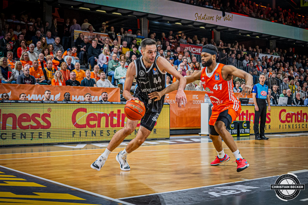 1. Basketball Bundesliga, easyCredit BBL, Saison 2024/2025, Herren, Hauptrunde, 11. Spieltag, 14.12.2024, RASTA Vechta -  Hamburg Towers
Benedikt Turudic (#44 - Hamburg Towers) in Aktion gegen Lloyd Pandi (#41 - RASTA Vechta)
Schlüsselwörter: 1. Bundesliga;11. Spieltag;14.12.2024;BBL;Basketball;Hamburg;Hauptrunde;Liga;RASTA;RASTA Dome;Saison 2024/2025;Towers;Vechta;easycredit