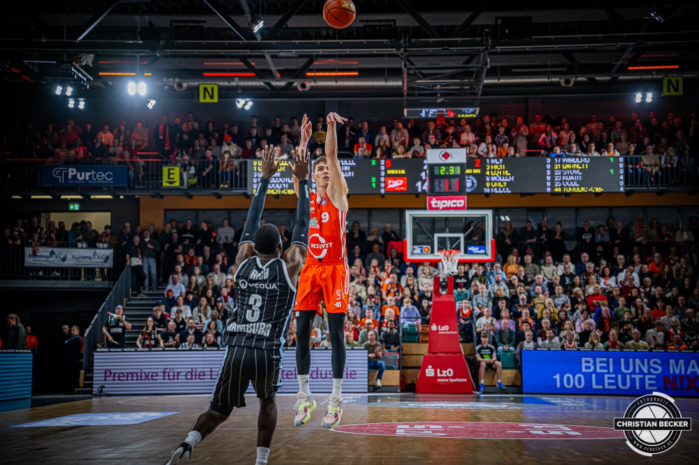 1. Basketball Bundesliga, easyCredit BBL, Saison 2024/2025, Herren, Hauptrunde, 11. Spieltag, 14.12.2024, RASTA Vechta -  Hamburg Towers
Joschka Ferner (#9 - RASTA Vechta) beim Jumpshot
Schlüsselwörter: 1. Bundesliga;11. Spieltag;14.12.2024;BBL;Basketball;Hamburg;Hauptrunde;Liga;RASTA;RASTA Dome;Saison 2024/2025;Towers;Vechta;easycredit