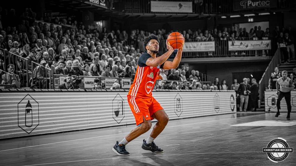 1. Basketball Bundesliga, easyCredit BBL, Saison 2024/2025, Herren, Hauptrunde, 11. Spieltag, 14.12.2024, RASTA Vechta -  Hamburg Towers
Jayden Gardner (#1 - RASTA Vechta) in Aktion
Schlüsselwörter: 1. Bundesliga;11. Spieltag;14.12.2024;BBL;Basketball;Hamburg;Hauptrunde;Liga;RASTA;RASTA Dome;Saison 2024/2025;Towers;Vechta;easycredit