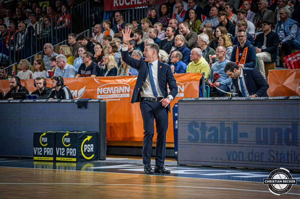1. Basketball Bundesliga, easyCredit BBL, Saison 2024/2025, Herren, Hauptrunde, 11. Spieltag, 14.12.2024, RASTA Vechta -  Hamburg Towers
Martin Schiller (Headcoach - RASTA Vechta) w&auml;hrend der Partie
Schlüsselwörter: 1. Bundesliga;11. Spieltag;14.12.2024;BBL;Basketball;Hamburg;Hauptrunde;Liga;RASTA;RASTA Dome;Saison 2024/2025;Towers;Vechta;easycredit