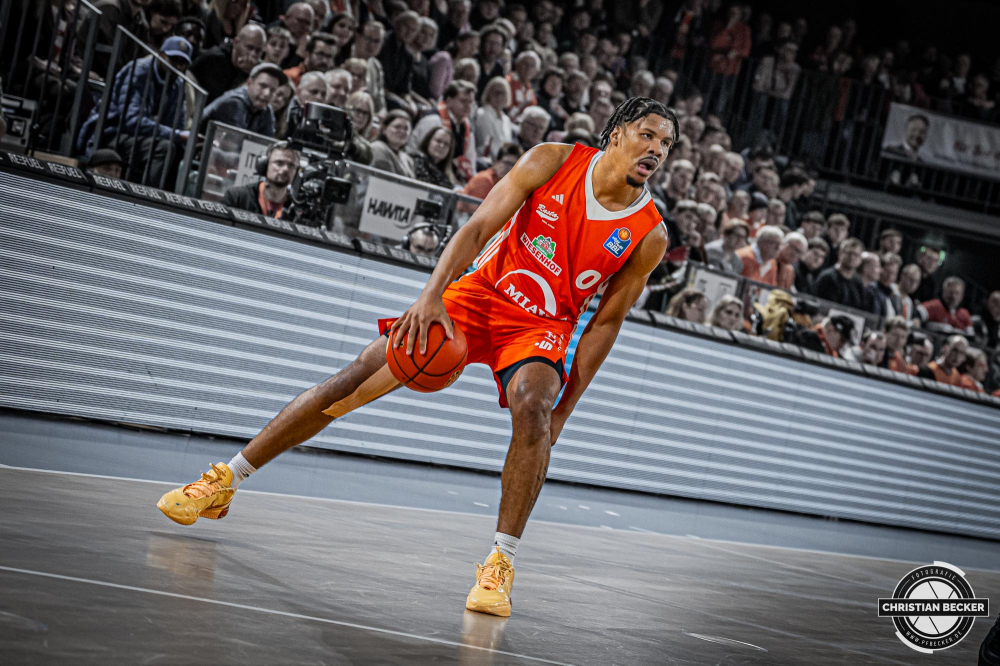 1. Basketball Bundesliga, easyCredit BBL, Saison 2024/2025, Herren, Hauptrunde, 11. Spieltag, 14.12.2024, RASTA Vechta -  Hamburg Towers
Mike Bothwell (#0 - RASTA Vechta) in Aktion
Schlüsselwörter: 1. Bundesliga;11. Spieltag;14.12.2024;BBL;Basketball;Hamburg;Hauptrunde;Liga;RASTA;RASTA Dome;Saison 2024/2025;Towers;Vechta;easycredit