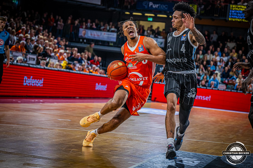 1. Basketball Bundesliga, easyCredit BBL, Saison 2024/2025, Herren, Hauptrunde, 11. Spieltag, 14.12.2024, RASTA Vechta -  Hamburg Towers
Mike Bothwell (#0 - RASTA Vechta) in Aktion gegen Jaizec Lottie (#4 - Hamburg Towers)
Schlüsselwörter: 1. Bundesliga;11. Spieltag;14.12.2024;BBL;Basketball;Hamburg;Hauptrunde;Liga;RASTA;RASTA Dome;Saison 2024/2025;Towers;Vechta;easycredit