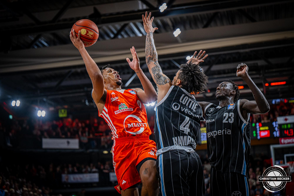 1. Basketball Bundesliga, easyCredit BBL, Saison 2024/2025, Herren, Hauptrunde, 11. Spieltag, 14.12.2024, RASTA Vechta -  Hamburg Towers
Mike Bothwell (#0 - RASTA Vechta) beim Korbleger
Schlüsselwörter: 1. Bundesliga;11. Spieltag;14.12.2024;BBL;Basketball;Hamburg;Hauptrunde;Liga;RASTA;RASTA Dome;Saison 2024/2025;Towers;Vechta;easycredit