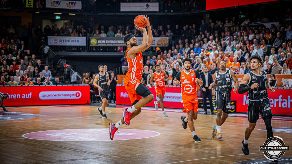 1. Basketball Bundesliga, easyCredit BBL, Saison 2024/2025, Herren, Hauptrunde, 11. Spieltag, 14.12.2024, RASTA Vechta -  Hamburg Towers
Lloyd Pandi (#41 - RASTA Vechta) beim Jumpshot
Schlüsselwörter: 1. Bundesliga;11. Spieltag;14.12.2024;BBL;Basketball;Hamburg;Hauptrunde;Liga;RASTA;RASTA Dome;Saison 2024/2025;Towers;Vechta;easycredit