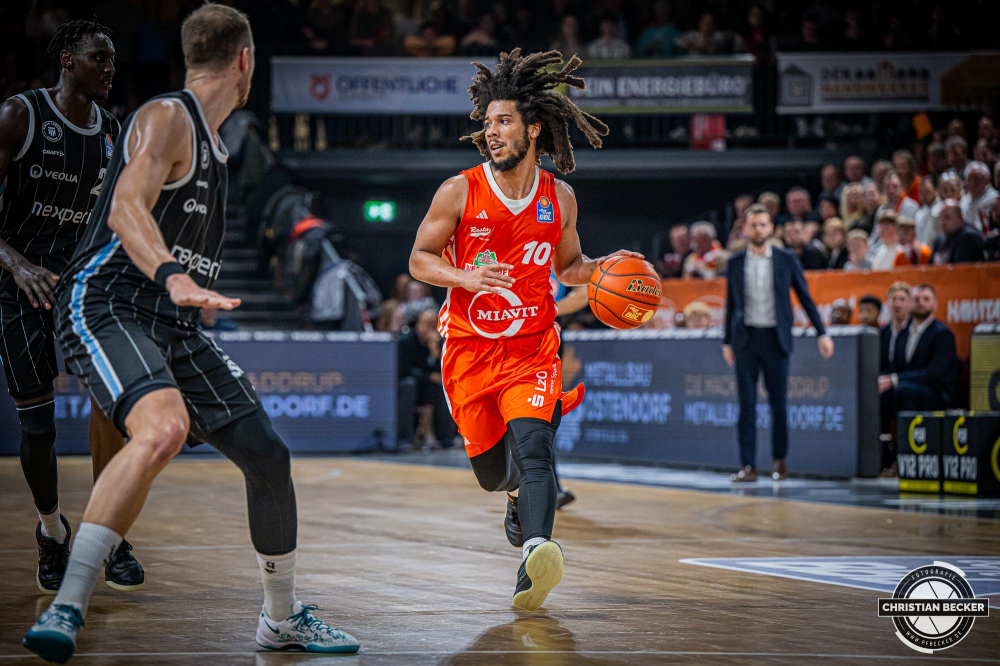 1. Basketball Bundesliga, easyCredit BBL, Saison 2024/2025, Herren, Hauptrunde, 11. Spieltag, 14.12.2024, RASTA Vechta -  Hamburg Towers
Tyger Campbell (#10 - RASTA Vechta) in Aktion
Schlüsselwörter: 1. Bundesliga;11. Spieltag;14.12.2024;BBL;Basketball;Hamburg;Hauptrunde;Liga;RASTA;RASTA Dome;Saison 2024/2025;Towers;Vechta;easycredit