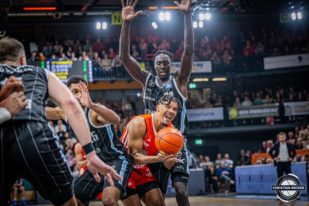 1. Basketball Bundesliga, easyCredit BBL, Saison 2024/2025, Herren, Hauptrunde, 11. Spieltag, 14.12.2024, RASTA Vechta -  Hamburg Towers
Mike Bothwell (#0 - RASTA Vechta) in Aktion
Schlüsselwörter: 1. Bundesliga;11. Spieltag;14.12.2024;BBL;Basketball;Hamburg;Hauptrunde;Liga;RASTA;RASTA Dome;Saison 2024/2025;Towers;Vechta;easycredit