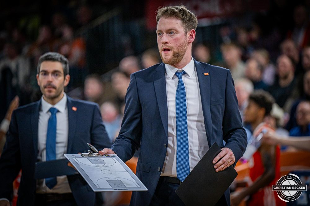 1. Basketball Bundesliga, easyCredit BBL, Saison 2024/2025, Herren, Hauptrunde, 11. Spieltag, 14.12.2024, RASTA Vechta -  Hamburg Towers
Marius Graf (Assistent Coach - RASTA Vechta) w&auml;hrend der Partie
Schlüsselwörter: 1. Bundesliga;11. Spieltag;14.12.2024;BBL;Basketball;Hamburg;Hauptrunde;Liga;RASTA;RASTA Dome;Saison 2024/2025;Towers;Vechta;easycredit