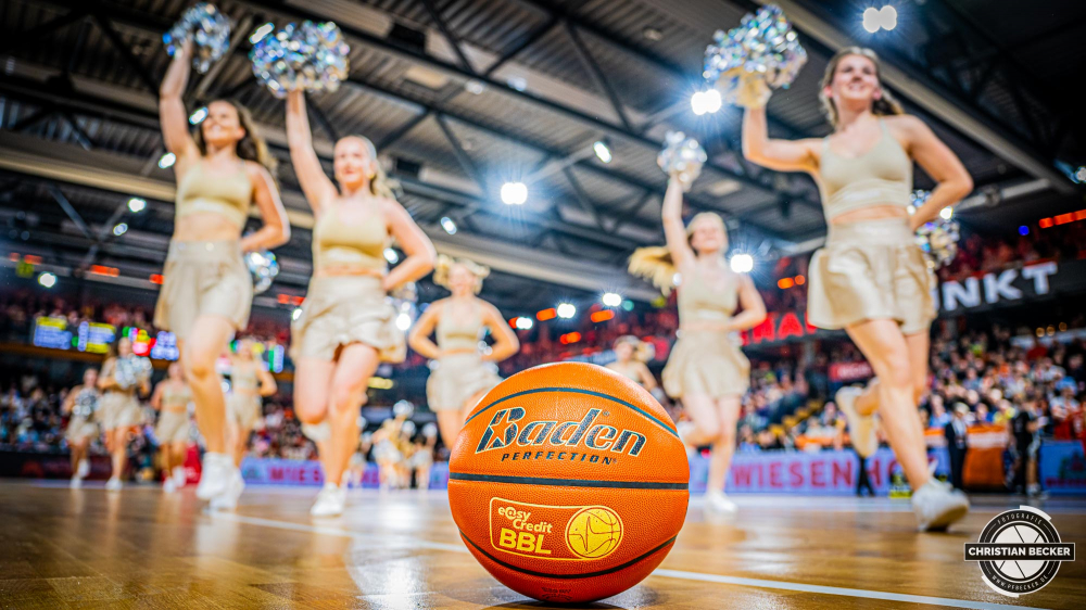 1. Basketball Bundesliga, easyCredit BBL, Saison 2024/2025, Herren, Hauptrunde, 11. Spieltag, 14.12.2024, RASTA Vechta -  Hamburg Towers
Der Spielball der easyCredit Basketball Bundesliga und im Hintergrund die Marleys
Schlüsselwörter: 1. Bundesliga;11. Spieltag;14.12.2024;BBL;Basketball;Hamburg;Hauptrunde;Liga;RASTA;RASTA Dome;Saison 2024/2025;Towers;Vechta;easycredit