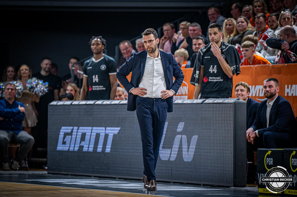 1. Basketball Bundesliga, easyCredit BBL, Saison 2024/2025, Herren, Hauptrunde, 11. Spieltag, 14.12.2024, RASTA Vechta -  Hamburg Towers
Benka Barloschky (Headcoach Hamburg Towers) w&auml;hrend der Partie
Schlüsselwörter: 1. Bundesliga;11. Spieltag;14.12.2024;BBL;Basketball;Hamburg;Hauptrunde;Liga;RASTA;RASTA Dome;Saison 2024/2025;Towers;Vechta;easycredit