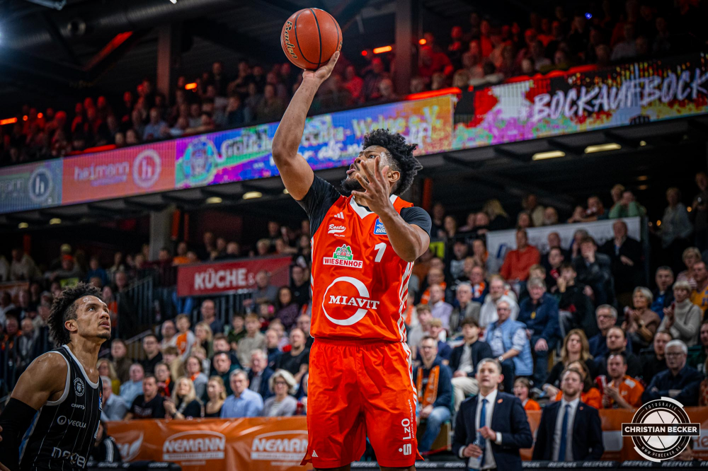 1. Basketball Bundesliga, easyCredit BBL, Saison 2024/2025, Herren, Hauptrunde, 11. Spieltag, 14.12.2024, RASTA Vechta -  Hamburg Towers
Jayden Gardner (#1 - RASTA Vechta) in Aktion
Schlüsselwörter: 1. Bundesliga;11. Spieltag;14.12.2024;BBL;Basketball;Hamburg;Hauptrunde;Liga;RASTA;RASTA Dome;Saison 2024/2025;Towers;Vechta;easycredit