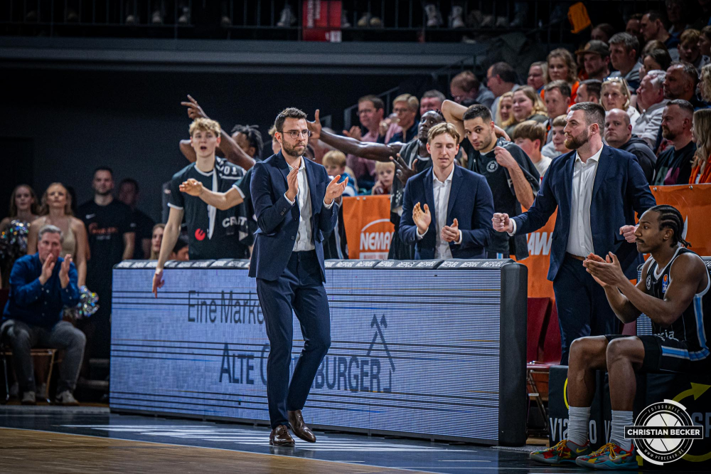 1. Basketball Bundesliga, easyCredit BBL, Saison 2024/2025, Herren, Hauptrunde, 11. Spieltag, 14.12.2024, RASTA Vechta -  Hamburg Towers
Benka Barloschky (Headcoach Hamburg Towers) w&auml;hrend der Partie
Schlüsselwörter: 1. Bundesliga;11. Spieltag;14.12.2024;BBL;Basketball;Hamburg;Hauptrunde;Liga;RASTA;RASTA Dome;Saison 2024/2025;Towers;Vechta;easycredit