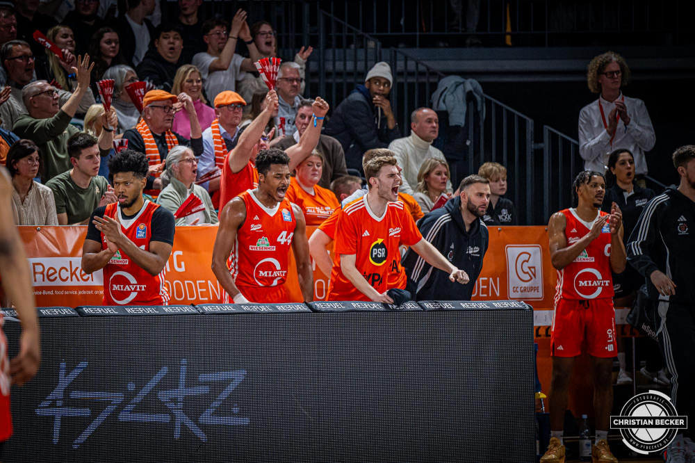 1. Basketball Bundesliga, easyCredit BBL, Saison 2024/2025, Herren, Hauptrunde, 11. Spieltag, 14.12.2024, RASTA Vechta -  Hamburg Towers
Das Team von RASTA Vechta zeigt Emotionen w&auml;hrend der Partie
Schlüsselwörter: 1. Bundesliga;11. Spieltag;14.12.2024;BBL;Basketball;Hamburg;Hauptrunde;Liga;RASTA;RASTA Dome;Saison 2024/2025;Towers;Vechta;easycredit