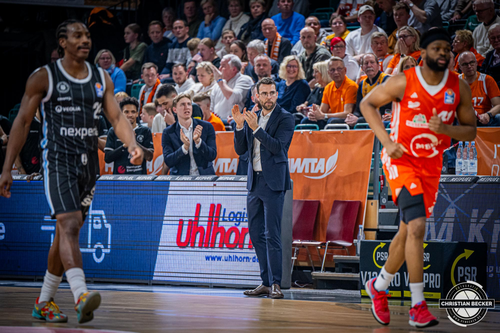 1. Basketball Bundesliga, easyCredit BBL, Saison 2024/2025, Herren, Hauptrunde, 11. Spieltag, 14.12.2024, RASTA Vechta -  Hamburg Towers
Benka Barloschky (Headcoach Hamburg Towers) w&auml;hrend der Partie
Schlüsselwörter: 1. Bundesliga;11. Spieltag;14.12.2024;BBL;Basketball;Hamburg;Hauptrunde;Liga;RASTA;RASTA Dome;Saison 2024/2025;Towers;Vechta;easycredit