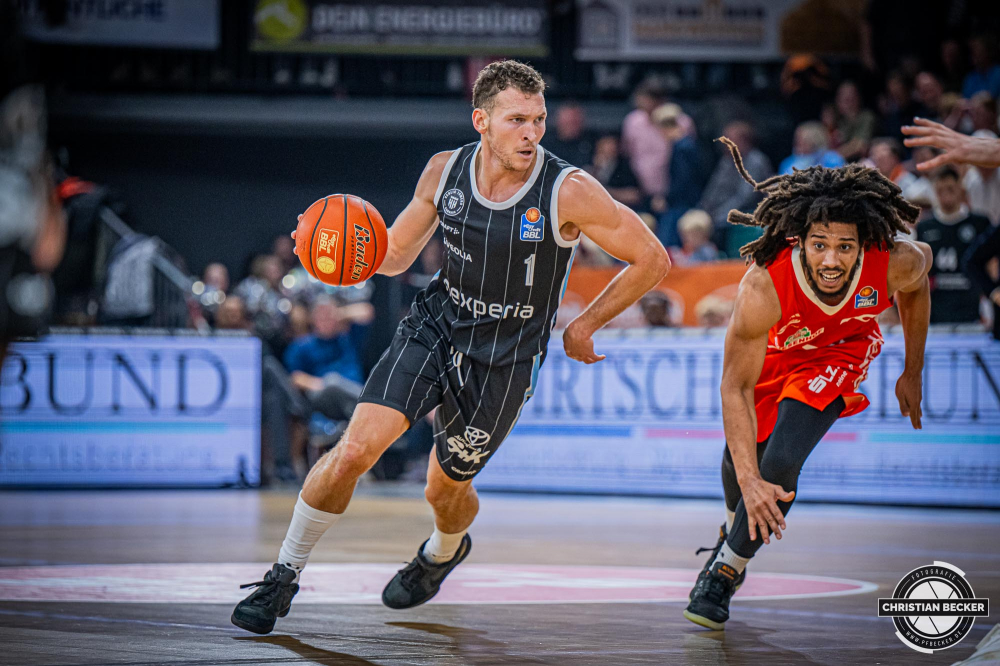 1. Basketball Bundesliga, easyCredit BBL, Saison 2024/2025, Herren, Hauptrunde, 11. Spieltag, 14.12.2024, RASTA Vechta -  Hamburg Towers
Brae Ivey (#1 - Hamburg Towers) in Aktion
Schlüsselwörter: 1. Bundesliga;11. Spieltag;14.12.2024;BBL;Basketball;Hamburg;Hauptrunde;Liga;RASTA;RASTA Dome;Saison 2024/2025;Towers;Vechta;easycredit