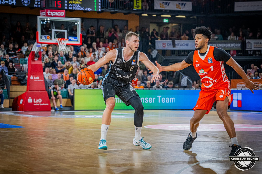 1. Basketball Bundesliga, easyCredit BBL, Saison 2024/2025, Herren, Hauptrunde, 11. Spieltag, 14.12.2024, RASTA Vechta -  Hamburg Towers
Niklas Wimberg (#17 - Hamburg Towers) in Aktion gegen Jayden Gardner (#1 - RASTA Vechta)
Schlüsselwörter: 1. Bundesliga;11. Spieltag;14.12.2024;BBL;Basketball;Hamburg;Hauptrunde;Liga;RASTA;RASTA Dome;Saison 2024/2025;Towers;Vechta;easycredit