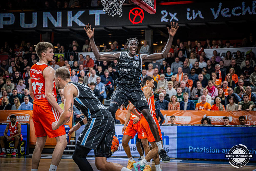 1. Basketball Bundesliga, easyCredit BBL, Saison 2024/2025, Herren, Hauptrunde, 11. Spieltag, 14.12.2024, RASTA Vechta -  Hamburg Towers
Kur Kuath (#23 - Hamburg Towers) zeigt Emotionen w&auml;hrend der Partie
Schlüsselwörter: 1. Bundesliga;11. Spieltag;14.12.2024;BBL;Basketball;Hamburg;Hauptrunde;Liga;RASTA;RASTA Dome;Saison 2024/2025;Towers;Vechta;easycredit