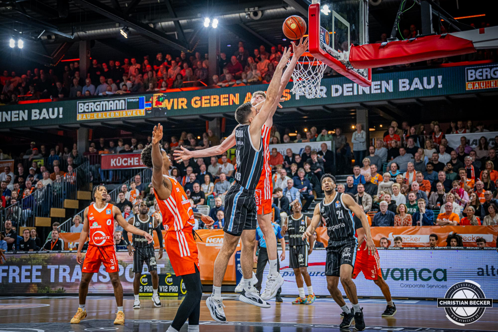 1. Basketball Bundesliga, easyCredit BBL, Saison 2024/2025, Herren, Hauptrunde, 11. Spieltag, 14.12.2024, RASTA Vechta -  Hamburg Towers
Benedikt Turudic (#44 - Hamburg Towers) beim Korbleger wurde geblockt von Johann Gr&uuml;nloh (#17 - RASTA Vechta)
Schlüsselwörter: 1. Bundesliga;11. Spieltag;14.12.2024;BBL;Basketball;Hamburg;Hauptrunde;Liga;RASTA;RASTA Dome;Saison 2024/2025;Towers;Vechta;easycredit